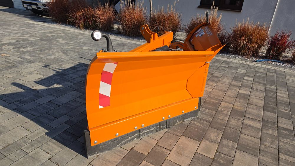 Pług VOLANT na parking i plac, warianty 2,5-3,2 m