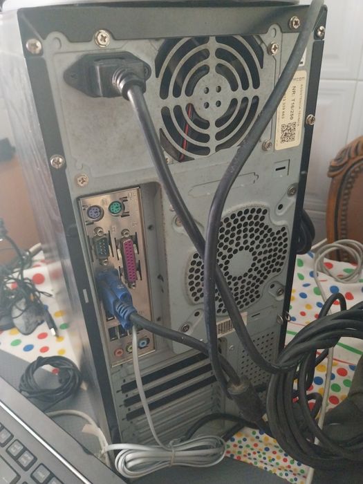 Computador torre completo / monitor / teclado / rato impecavel