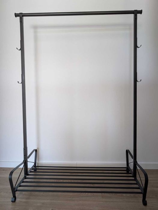 Suporte para cabides e sapatos em cinza escuro