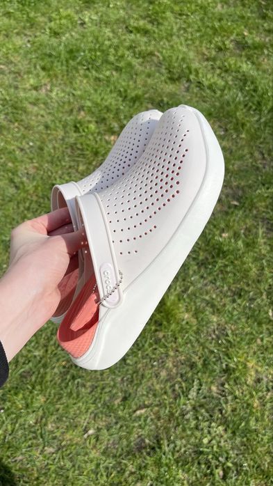 Пудрові жіночі крокси лайтрайд crocs literide barely pink