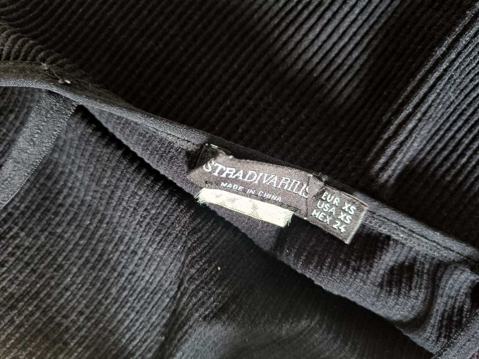 Czarny prążkowany crop top na ramiączkach Stradivarius XS 34