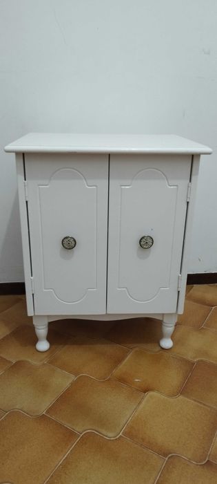 Mesinha cabeceira com 2 portas