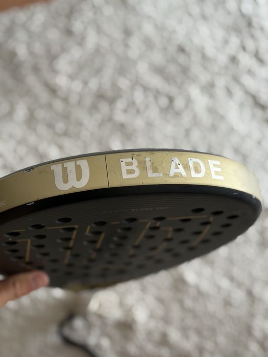 Wilson Blade Pro V2 Padel 365g – Carbono – Preto/Dourado