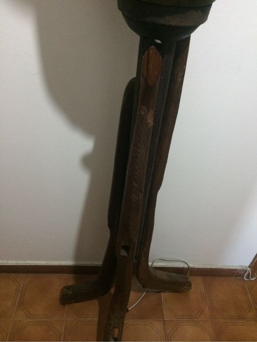 Candeeiro rústico de pé alto