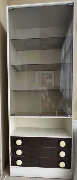 Cristaleira com gavetas