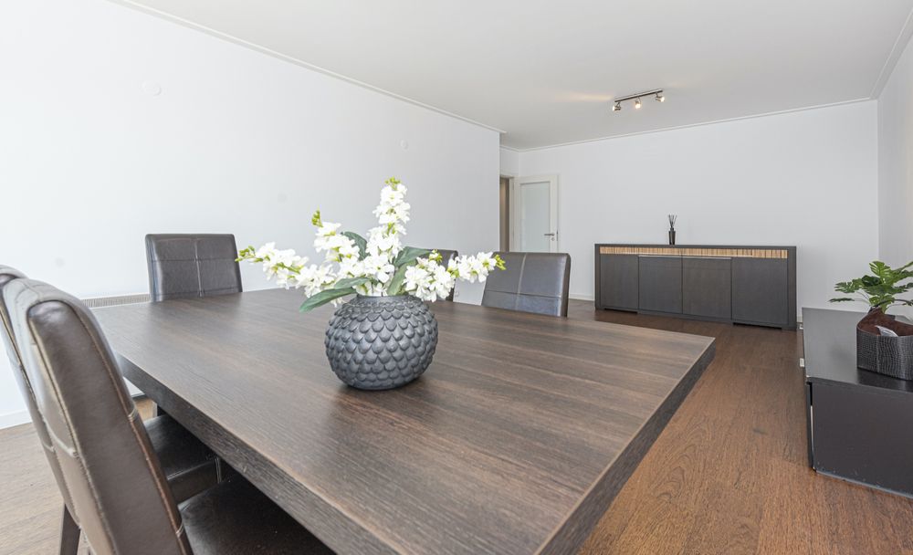 Mesa de jantar e cadeiras