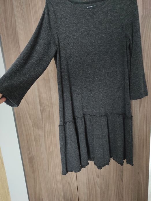 Sukienka grafitowa Reserved