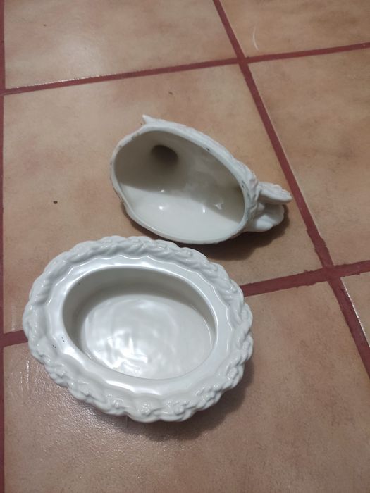 Cesta de louça  uma galinha