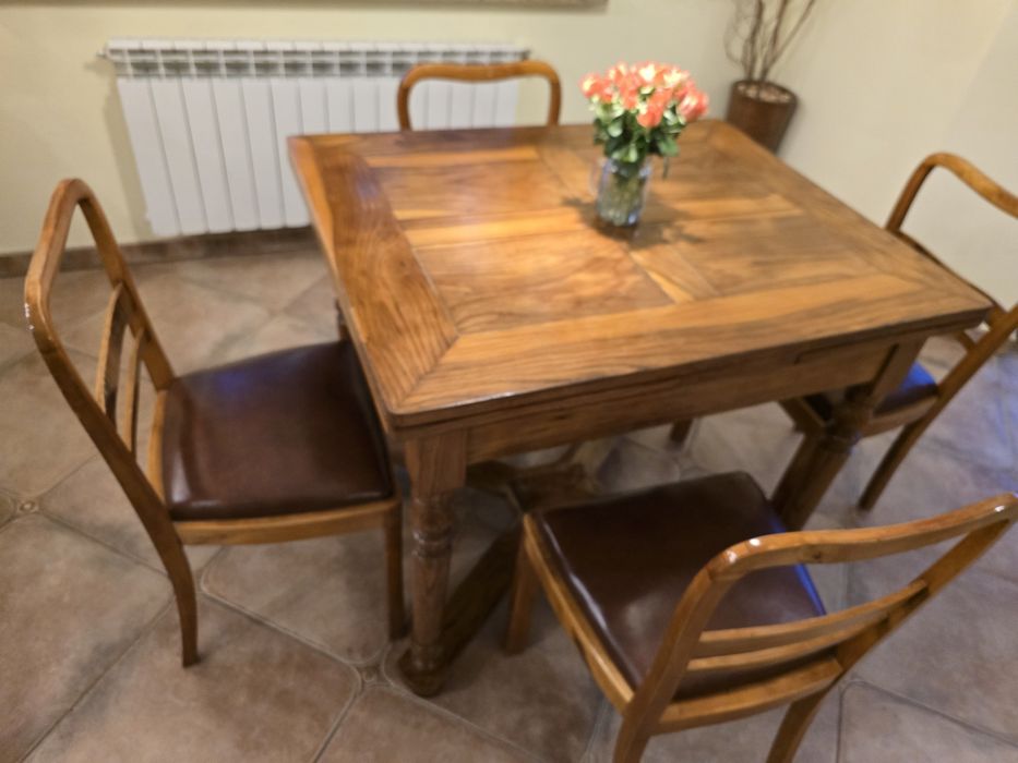 Zabytkowy stół + 4 krzesła