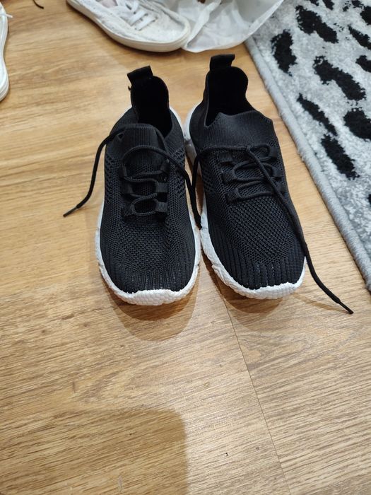 Lekkie buciki do wkładania bez potrzeby sznurowania