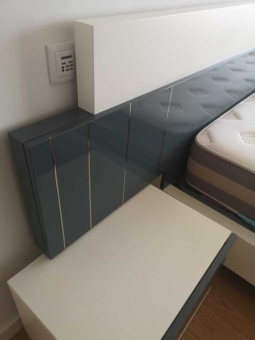 Cama com 2 mesas e colchão