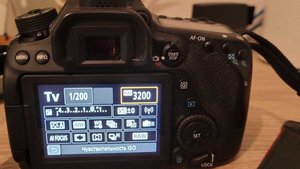 Canon EOS 80D + EF-S 18-55mm