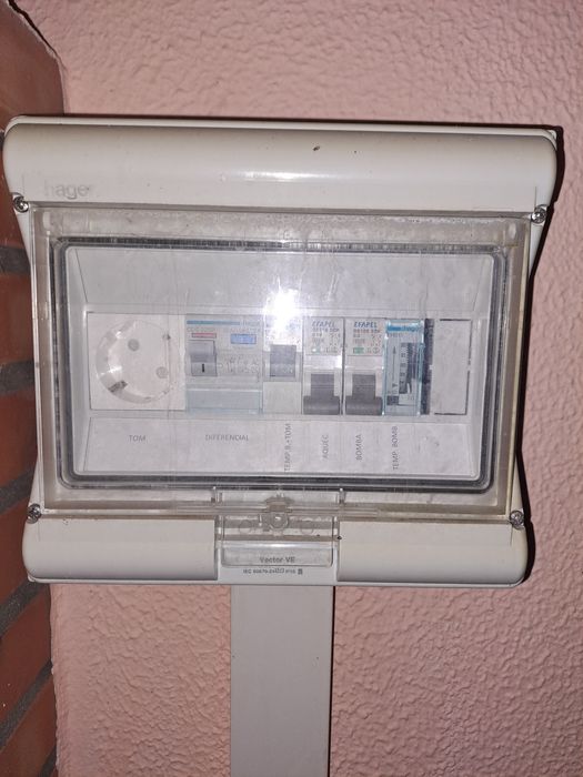 Bomba, filtro, escadas e quadro eléctrico de piscina