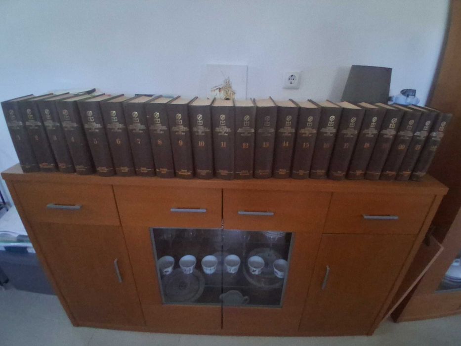 Enciclopédia Luso Brasileira com 22 volumes