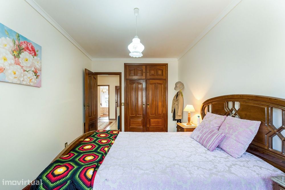 Apartamento T3 a 2 Minutos da Praia com Box Fechada e Churrasqueira em