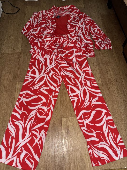 Продам костюм червоний