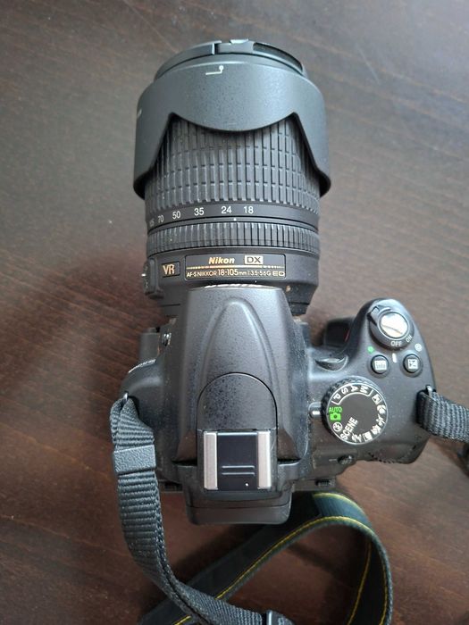 Aparat Nikon D5000 / obiektyw Nikkor AF-S 18-105mm / statyw / dodatki