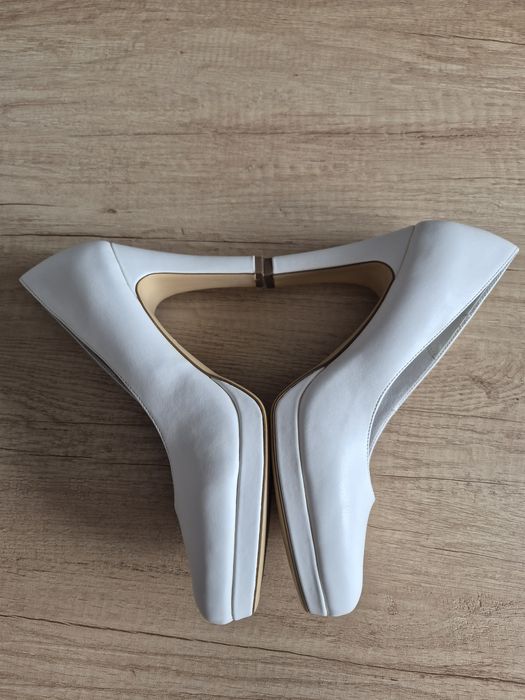 Sapatos brancos n.39 Tamaris