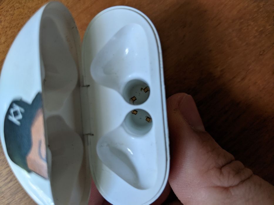 Зарядный кейс Huawei Freebuds 4 проблемный