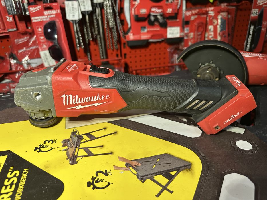 Болгарка (кутова шліфувальна) Milwaukee M18 ONEFSAG125XB Шліфмашина кутова акумуляторна MILWAUKEE M18 ONEFSAG125XB-0X, Ø125мм