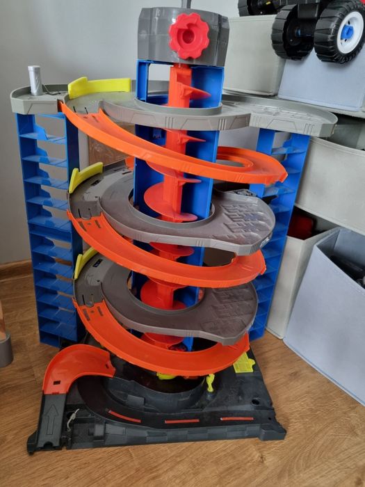 Hot wheels mega garage
