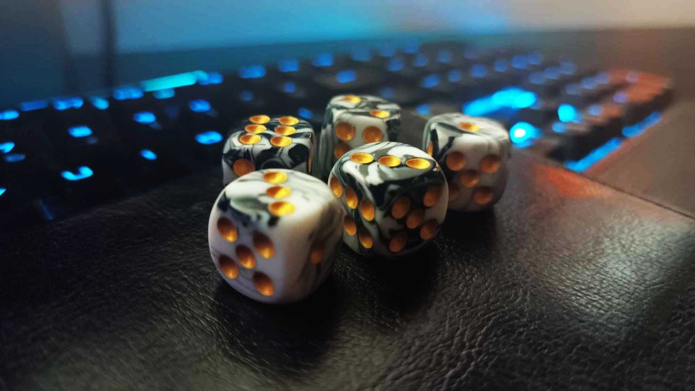 Kości do gry, kolor czarnobiały połysk 5 sztuk, DND MTG D6 16x16mm