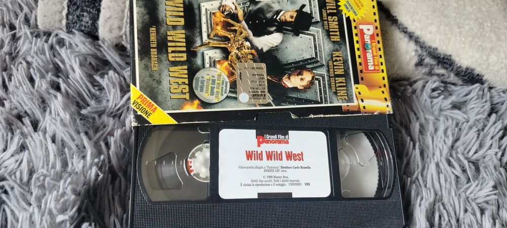Kaseta VHS z filmem "Bardzo dziki zachód"