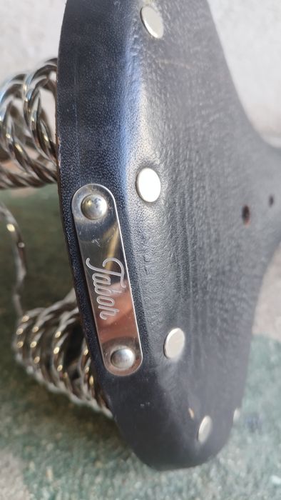 Bancos de bicicleta clássicos e comum