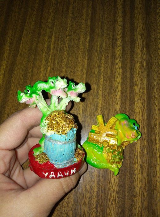 Фигурка зелёные драконы.