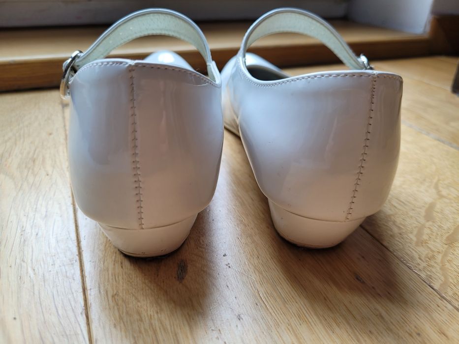 Białe lakierki komunia 39