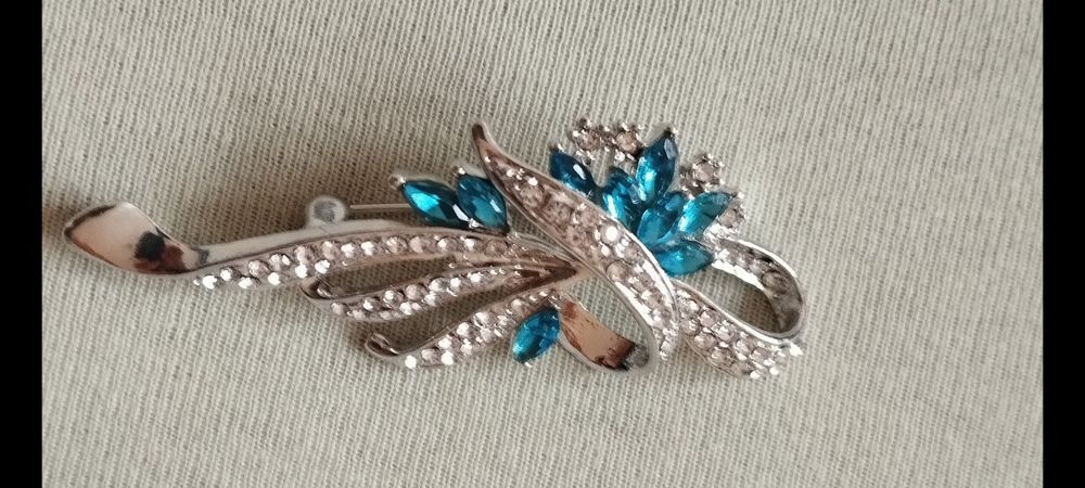 Elegancka nowa broszka