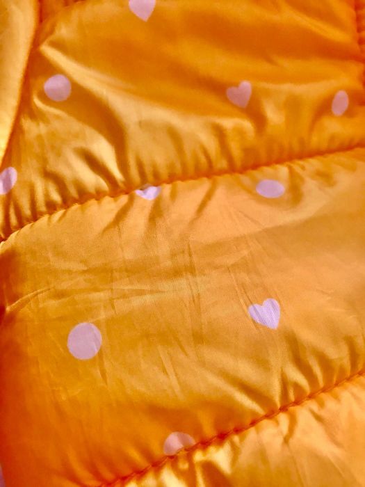 Quispo amarelo às bolinhas e corações