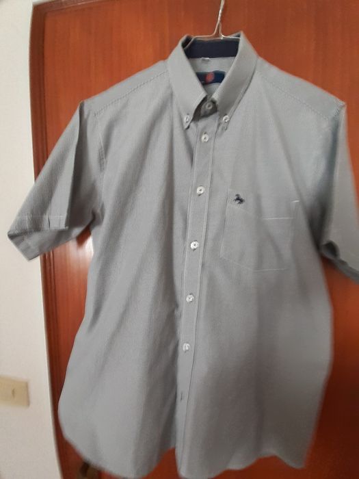 Camisa para homem, manga curta, às riscas.