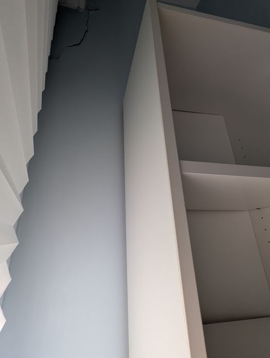 Estante branca IKEA da gama Billy com uma porta Oxberg