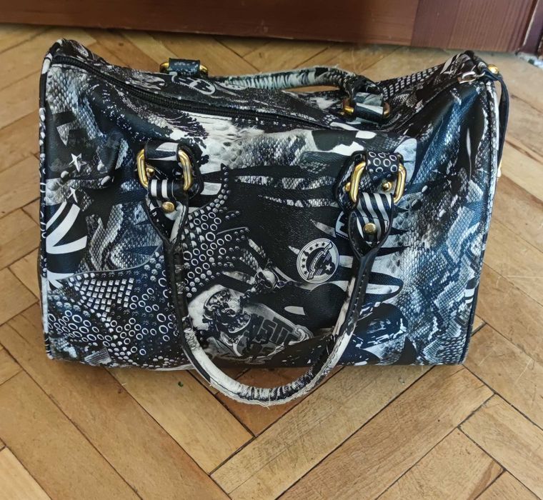 Сумка жіноча вмістима і зручна