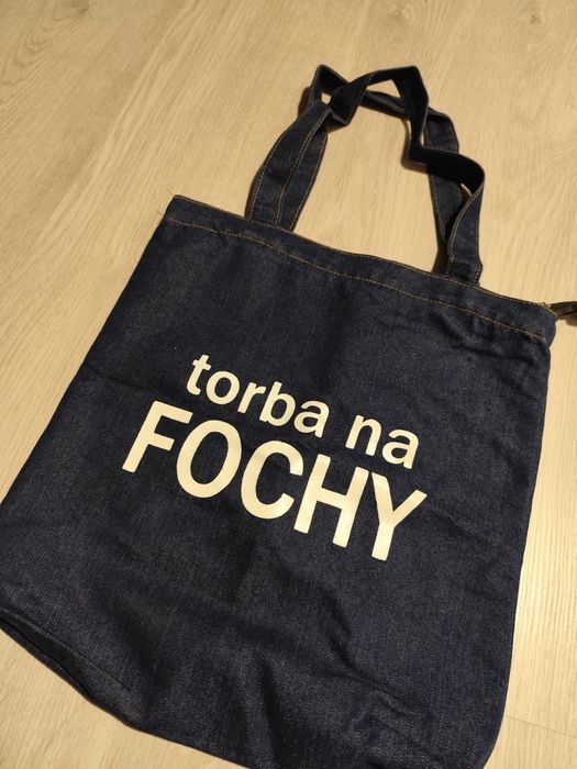 Torba na ramię z napisem.