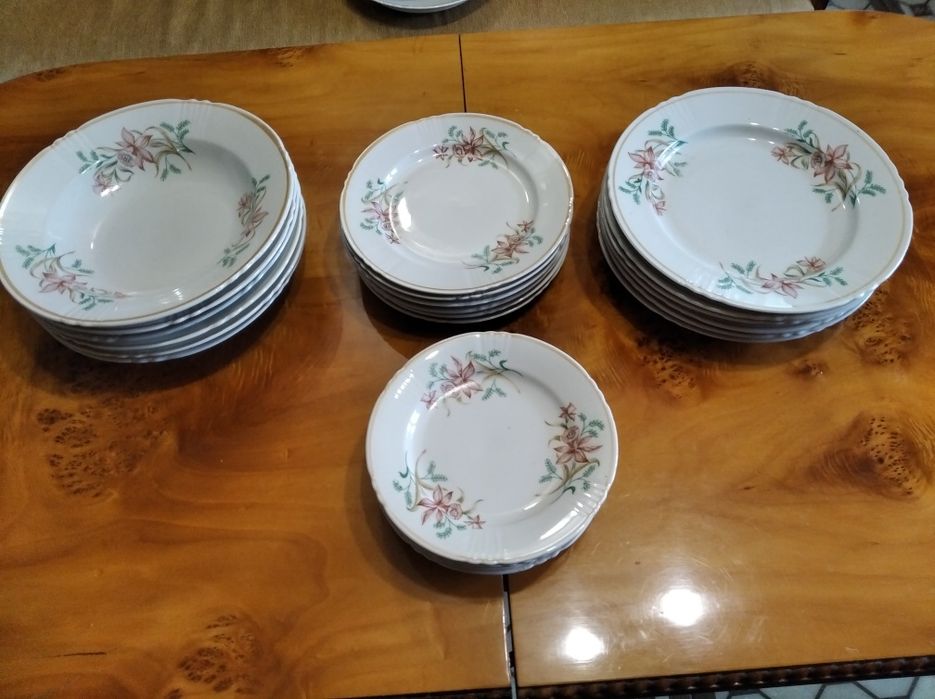 Сервиз столовый с цветочным рисунком на 6 персон, 30 предметов