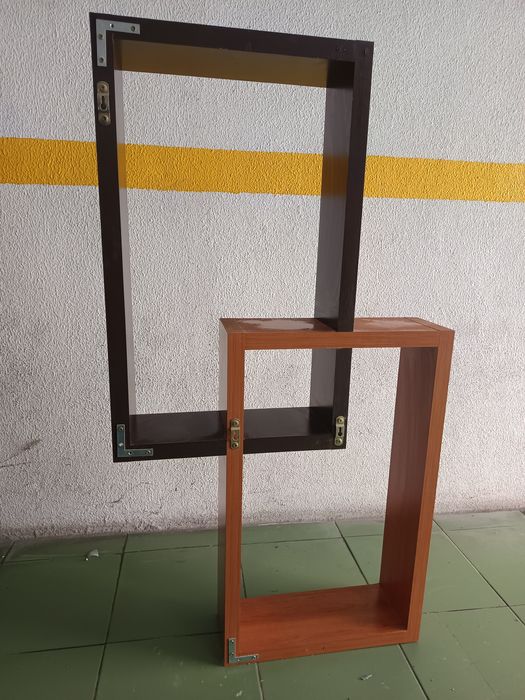 Pequena prateleira para adornos.