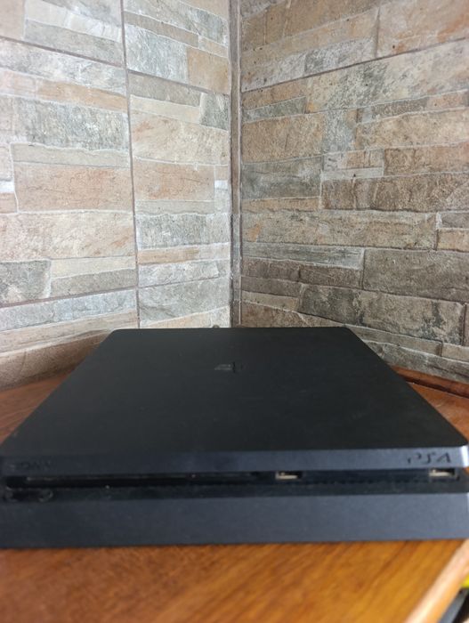 PS4 Slim 500GB + 6 jogos + 3 comandos + volante 180° & Pedais