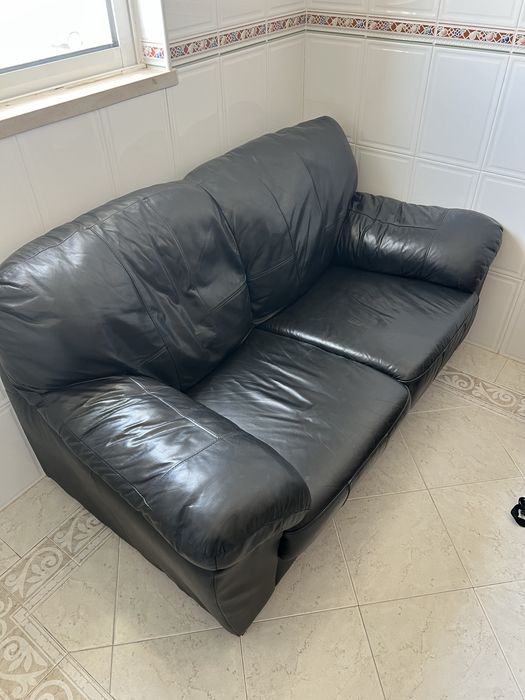 Sofá preto de couro
