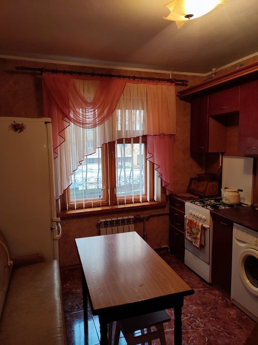 Погодинно подобово 2 кімнатна. Неподалік від центру