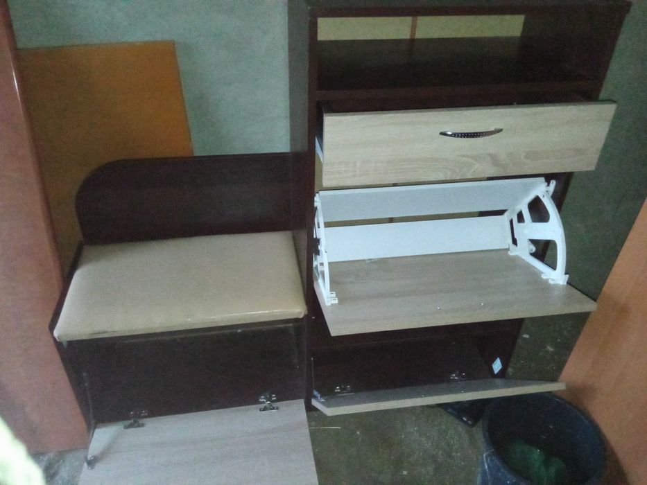 Взуттєвниця з банкеткою