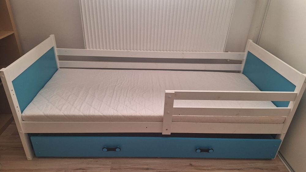 Łóżko młodzieżowe z materacem, szuflady