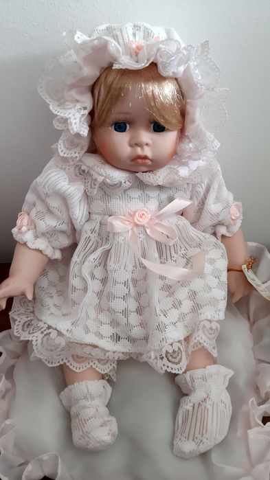 Boneca em porcelana com caixa