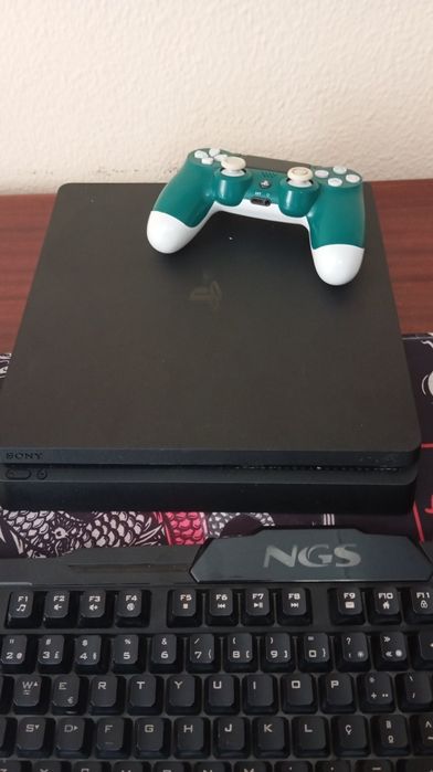 PS4 de 1T com respectivos cabos e comando