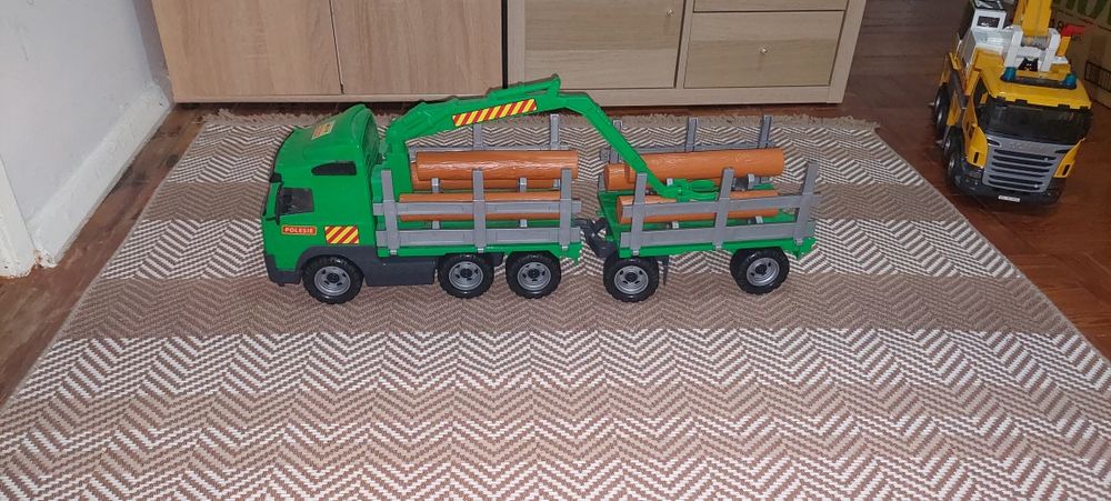 Camião transporte lenha criança