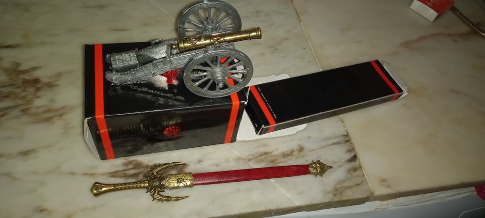 Réplica de canhão e punhal miniatura