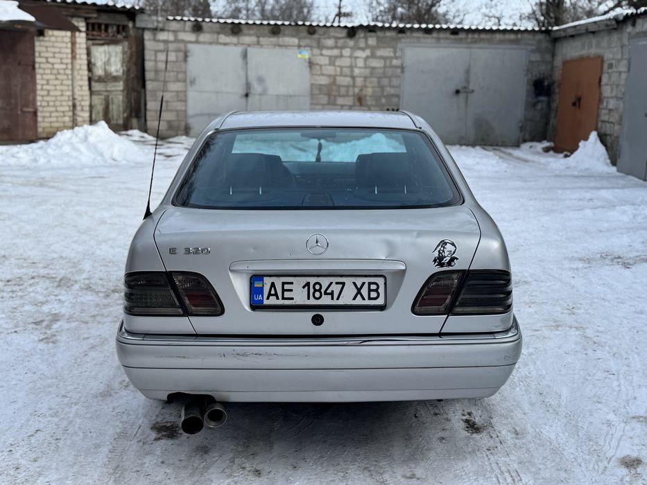 Mercedes-Benz E 320