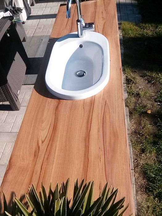 Umywalka łazienkowa z blatem.