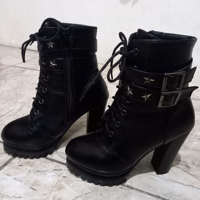 Bota Feminina Salto Alto Plataforma Semi-novo
Tamanho 34